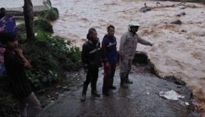 Diguyur Hujan, Jembatan Darurat di Banjarwangi Hanyut Terbawa Luapan Air