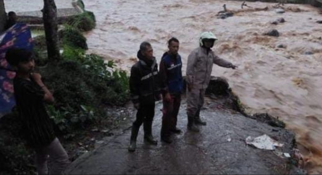 Diguyur Hujan, Jembatan Darurat di Banjarwangi Hanyut Terbawa Luapan Air
