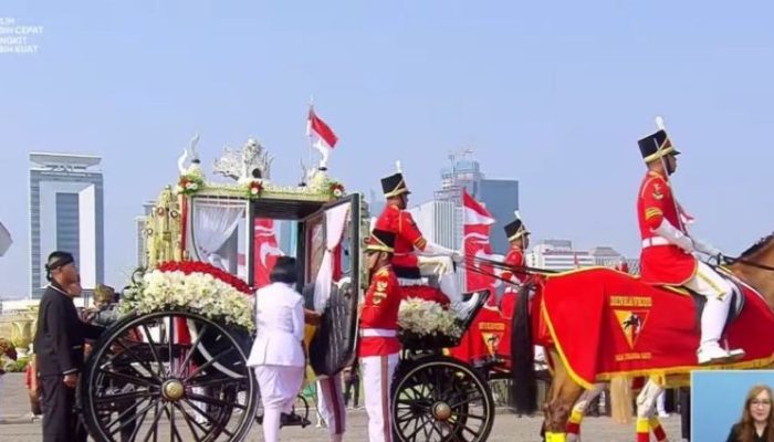 Mojang Garut Bawa Bendera Pusaka dan Naskah Proklamasi dengan Kereta Kencana