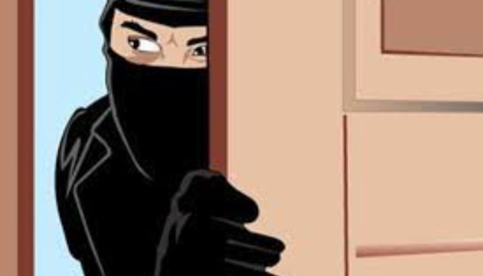 Terekam CCTV, Petugas PLN Gadungan di Limbangan Curi HP dengan Pura-pura Cek Listrik