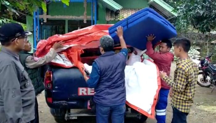 Rumah Warga Cisewu Ludes Terbakar, PDI Perjuangan dan Dinsos Garut Kirim Bantuan