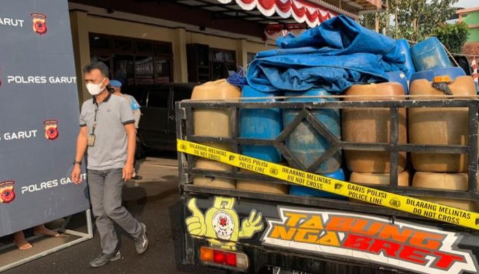 Aparat Kepolisian Tangkap Dua Tersangka Penimbun BBM Bersubsidi di Garut