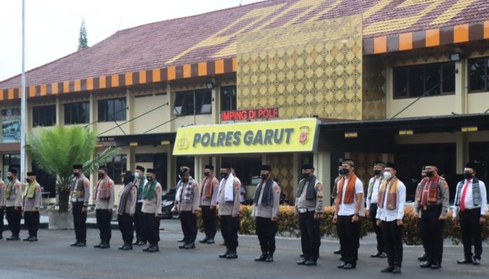 Sambut Hari Santri, Polisi di Garut Diwajibkan Pakai Peci dan Sarung di Pundak