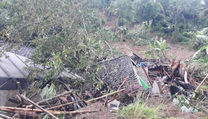 Kampung Ciseupan Bungbulang Diterjang Longsor, Dua Rumah Tertimbun dan Lima Lainnya Terancam