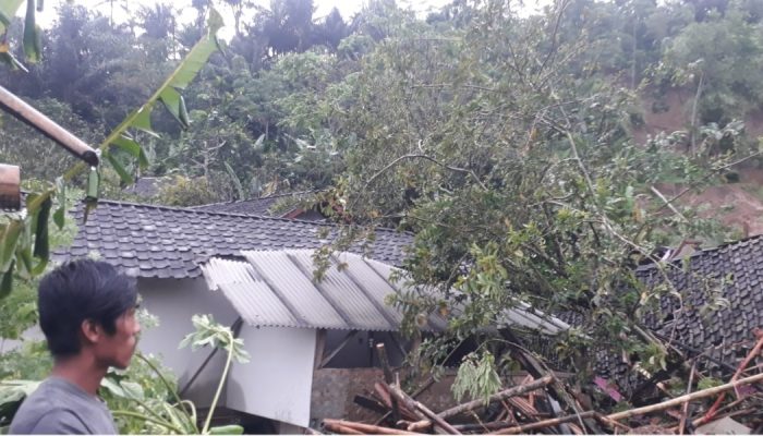 Longsor Ciseupan, Camat Bungbulang: Semua Warga Dievakuasi ke Rumah Keluarga