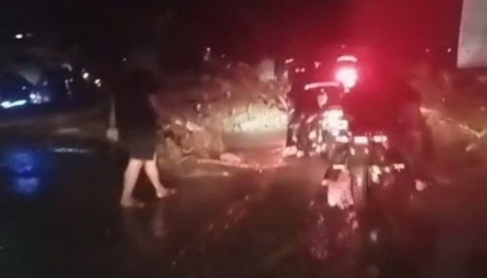 Bendungan Sungai Cidamar Jebol, Jalan Penghubung Cianjur — Garut Selatan Terendam Banjir