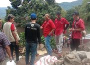 Herman Budianto Datangi Lokasi Rumah Roboh di Cisewu, Kirim Bantuan Sembako dan Uang Tunai