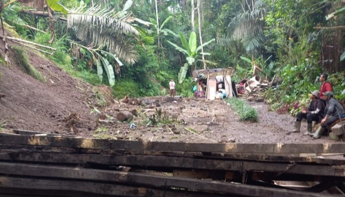 Rumah Tertimpa Longsor Juga Terjadi di Talegong, Herman Budianto Datang Menjenguk dan Beri Bantuan
