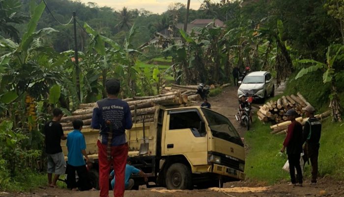 Akibat Jalan Rusak, Truk Pengangkut Kayu Nyaris Terguling di Tanjakan Okay Mekarmukti