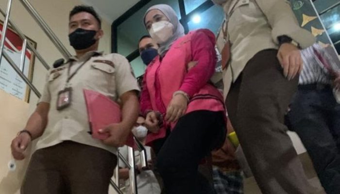 Gelapkan Uang Nasabah Rp900 Juta, Perempuan Mantan Pegawai Bank di Garut Ditahan Kejaksaan