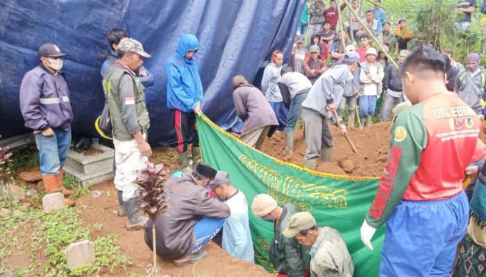 Warga Cigedug yang Hanyut Ditemukan Sudah Meninggal di Sungai Darmaraja Sumedang