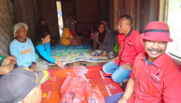 Bah Rohmat Bersedih Gegara Rumahnya Terbakar, Herman Budianto Datang Menghibur