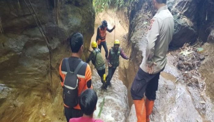 Tim SAR Melakukan Pencarian Terhadap Remaja Hilang di Sungai Cisaat Garut