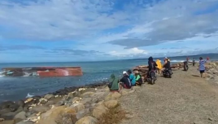 Sebuah Kapal Terdampar di Perairan Rancabuaya Garut, Diduga Terbawa Arus dari Cianjur