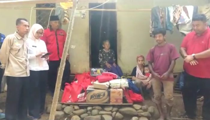 Dalam Sehari Pejabat Dinsos dan Legislator Garut Kunjungi Dua Lokasi Kebakaran di Garut Selatan