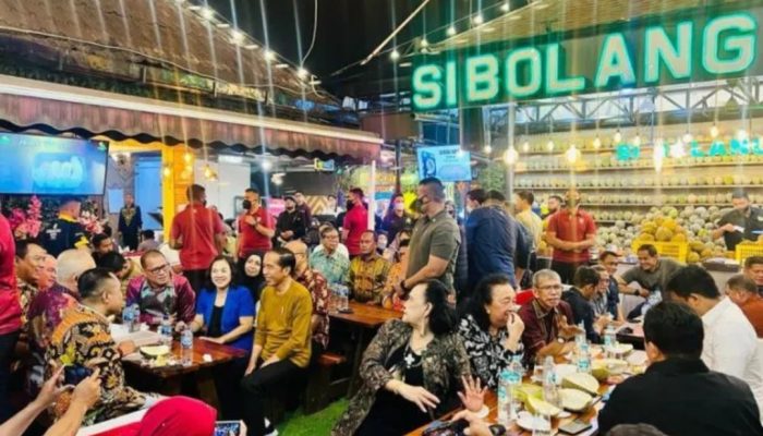 Presiden Joko Widodo Makan Durian Bersama para Pemimpin Redaksi di Medan