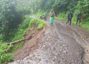 Setelah Diguyur Hujan, Terjadi Longsor pada Jalan Penghubung Lima Desa di Talegong