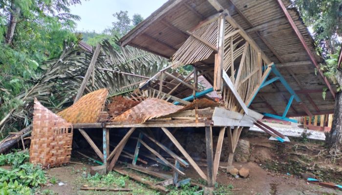 Rumah Warga dan Panggung Pagelaran Sekolah di Talegong Tertimpa Pohon