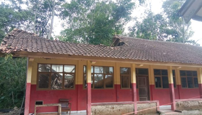 Diguyur Hujan Sehari Sebelumnya, Atap Ruang Kelas SDN 2 Kadongdong Banjarwangi Roboh