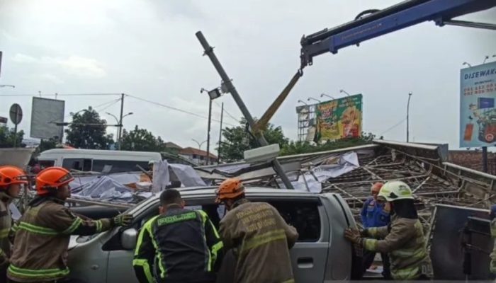 Polisi Mencatat Ada Tiga Korban Akibat Robohnya Baliho Raksasa di Simpang Samsat