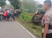 Minibus yang Terjerembab ke Pesawahan Bayongbong Garut Berhasil Dievakuasi