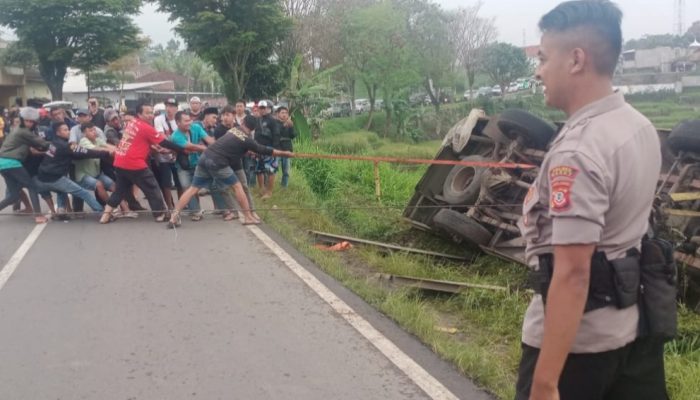 Minibus yang Terjerembab ke Pesawahan Bayongbong Garut Berhasil Dievakuasi