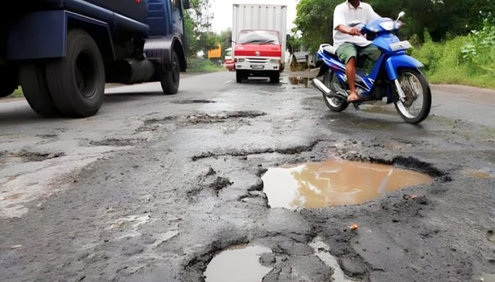 Ada Jalan Rusak Parah di Garut, DBMPR Jabar: Karena Usianya Telah Melewati 12 Tahun