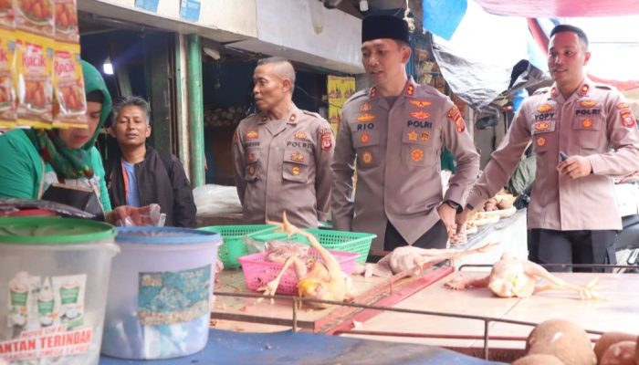 Hari Kedua Puasa, Kapolres Garut Cek Ketersediaan dan Harga Sembako di Pasar Ciawitali