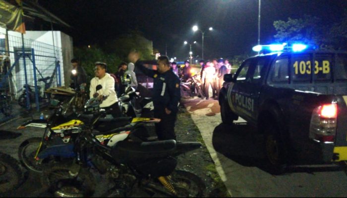 Polsek Tarogong Kaler Bubarkan Konvoi Remaja yang Tengah Kongkow di Jalan Raya Cipanas