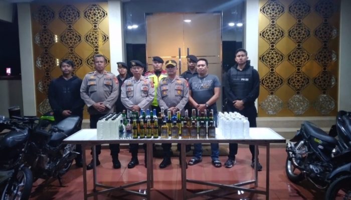 Jelang Puasa, Polisi di Garut Berhasil Amankan Puluhan Botol Miras dan Lima Motor Bodong