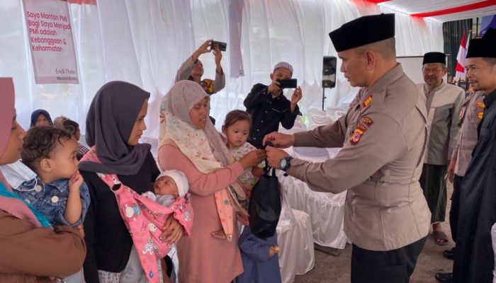 Dukung Upaya Tekan Stunting, Polres Garut Bagikan Puluhan Paket Sembako di Bayongbong dan Cikajang