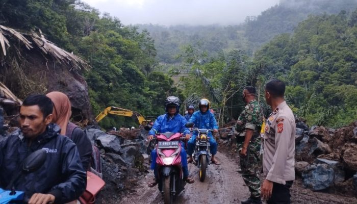 Demi Kelancaran, Polsek Talegong Buka Tutup Arus Lalu Lintas di Lokasi Longsor Batu