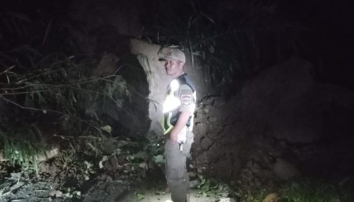 Longsor Batu Terjadi di Talegong, Jalur Provinsi Antara Pangalengan – Cisewu  Lumpuh Total