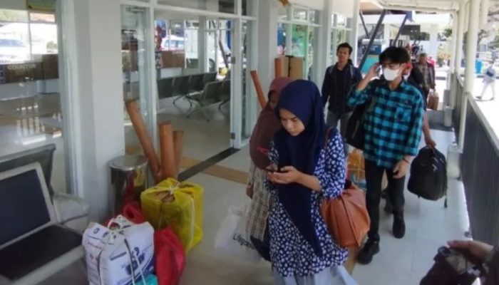 Sejumlah Pemudik dari Kota-kota Besar Mulai Berdatangan di Terminal Guntur Garut