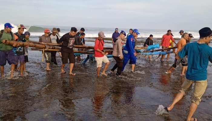 Hendak Bersandar ke Pantai Sayangheulang, Sebuah Perahu Nelayan Terhantam Ombak, Nakhodanya Hilang