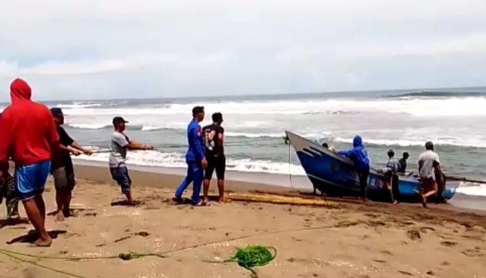 Sebuah Perahu Nelayan Terdampar di Pantai Santolo, Nakhodanya Masih Dicari
