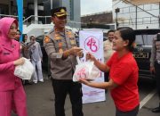 Kapolres Garut dan Bhayangkari Bagikan Takjil Gratis kepada Pengendara dan Warga