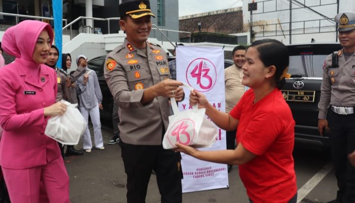 Kapolres Garut dan Bhayangkari Bagikan Takjil Gratis kepada Pengendara dan Warga