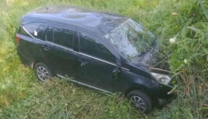 Akibat Sopir Mengantuk, Sebuah Minibus Terperosok ke Parit Sedalam 2 Meter di Samarang