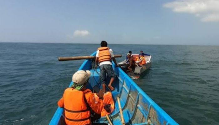 Tim SAR Diterjunkan untuk Mencari Nakhoda Perahu Nelayan yang Terdampar di Pantai Santolo