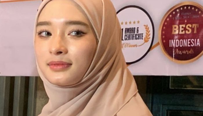 Cerai dengan Suami, Wanita Ini Memutuskan untuk Membuka Cadar