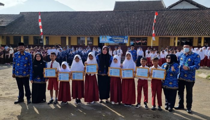 Delapan Siswa SD di Kecamatan Cigedug Dapat Penghargaan Hardiknas 2023
