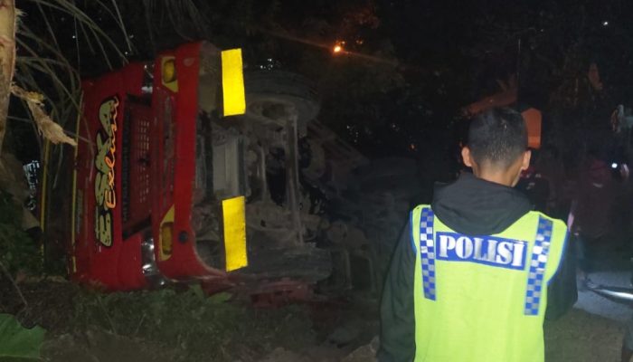 Tak Kuat Menanjak, Truk Pembawa Pasir Terguling di Banjarwangi, Menimpa Kebun Warga