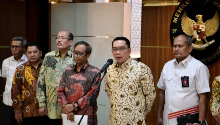 Ridwan Kamil Serahkan Laporan Tim Investigasi Ponpes Al Zaytun ke Menko Polhukam