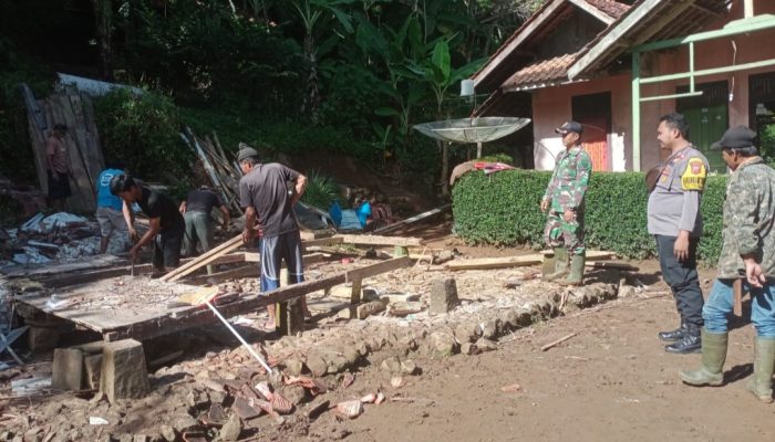 Dihantam Hujan Angin, Rumah Panggung di Cisompet Ambruk, Pemilik Merugi Rp75 Juta