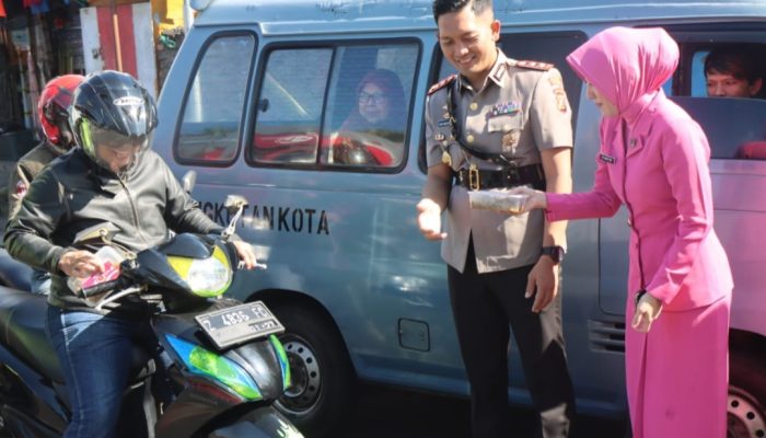 HUT Bhayangkara, Polres Garut Bagi-bagi Daging Rendang kepada Pengendara