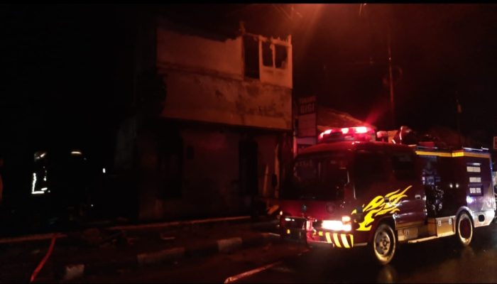 Buang Puntung Rokok Sembarangan, Rumah Dua Lantai di Garut Kota Ludes Terbakar