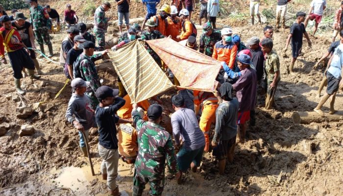 Tim SAR Berhasil Temukan Warga Peundeuy yang Tertimbun Tanah Longsoran Tebing