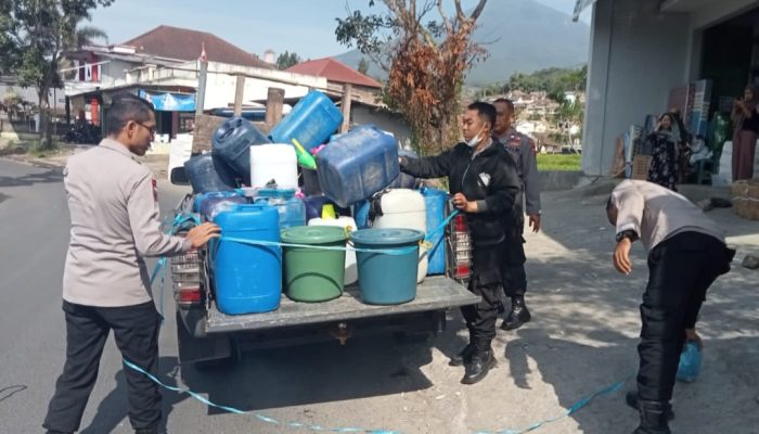 Polsek Bayongbong Sita Puluhan Drum Miras dalam Operasi Penyakit Masyarakat