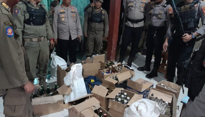 Gudang Miras di Copong Garut Dirazia Petugas, Ribuan Botol Disita